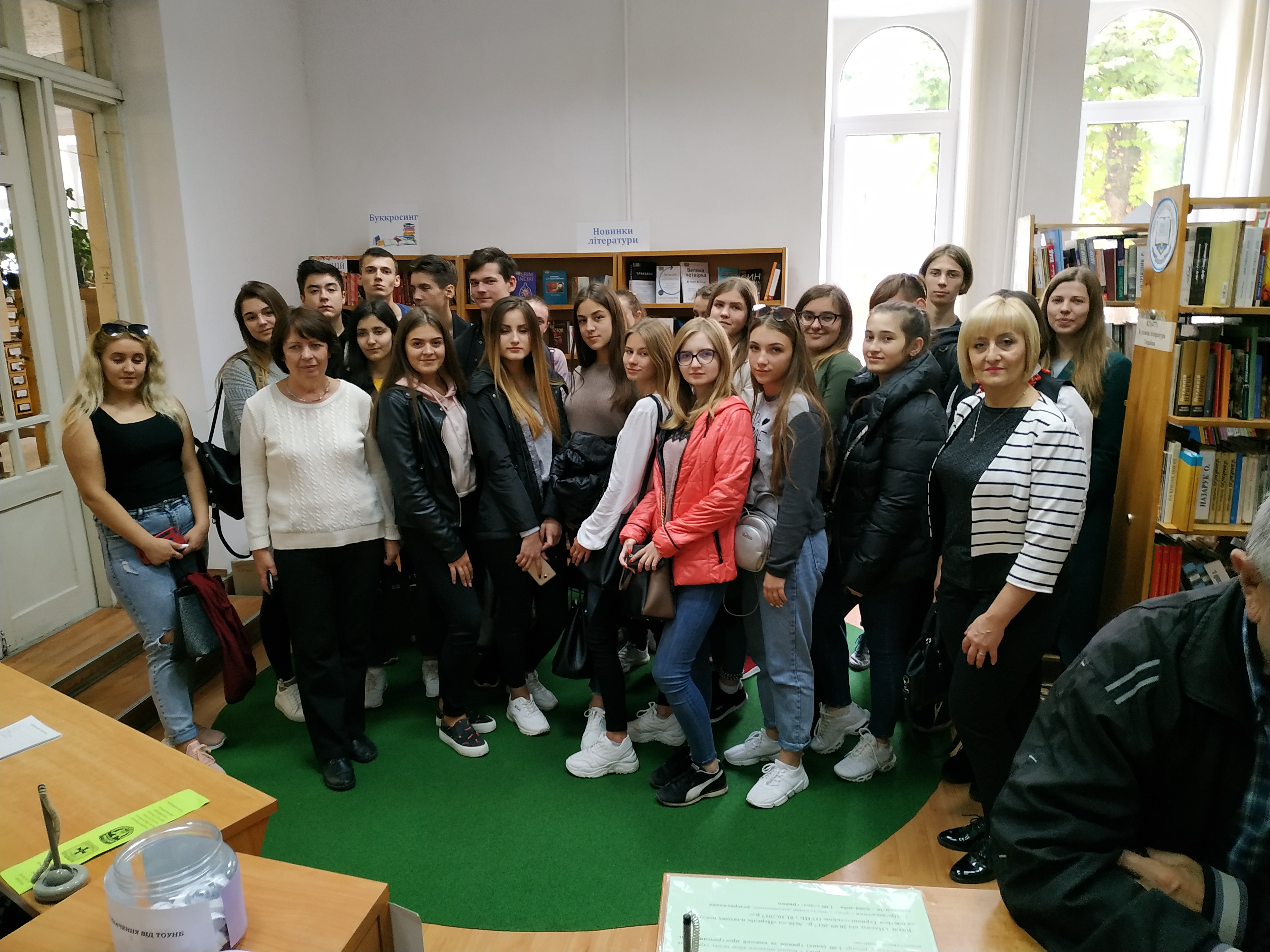 Студенти у відділі міського абонементу